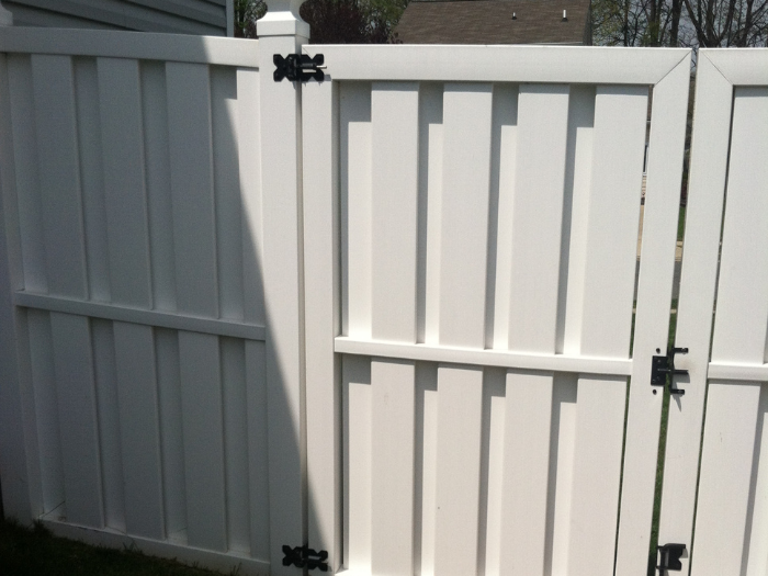 Vinyl fence gate with black hinges